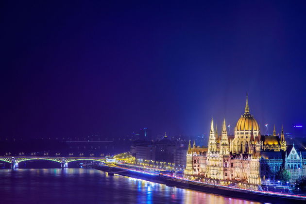 Экскурсия в Будапеште: Прогулка по Дунаю на кораблике с ужином и живой музыкой